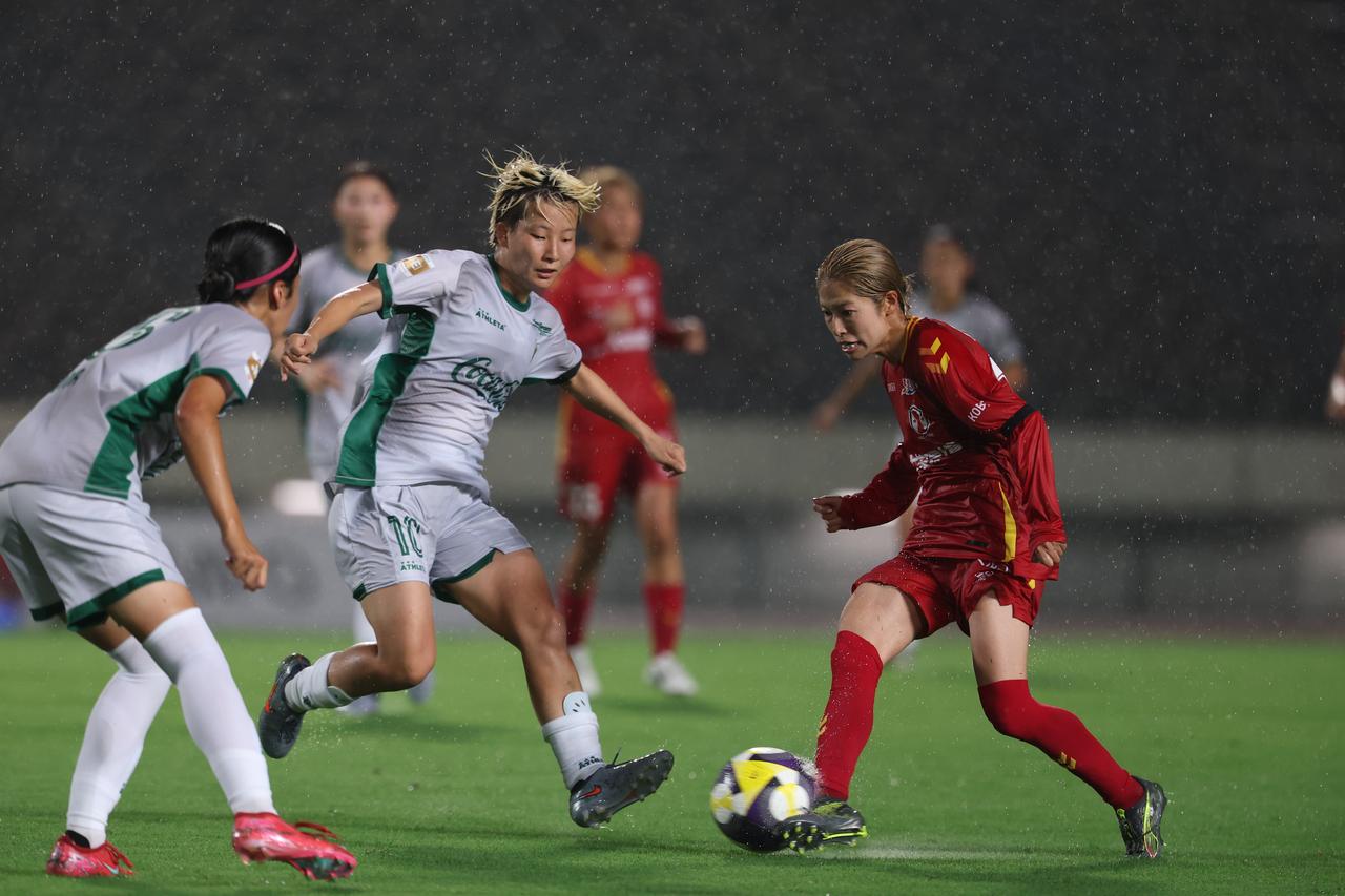 画像 : 32番目の画像 - 【写真】激しい雨の中での激闘となったI神戸と東京NBの開幕戦（写真◎WE LEAGUE） - サッカーマガジンWEB