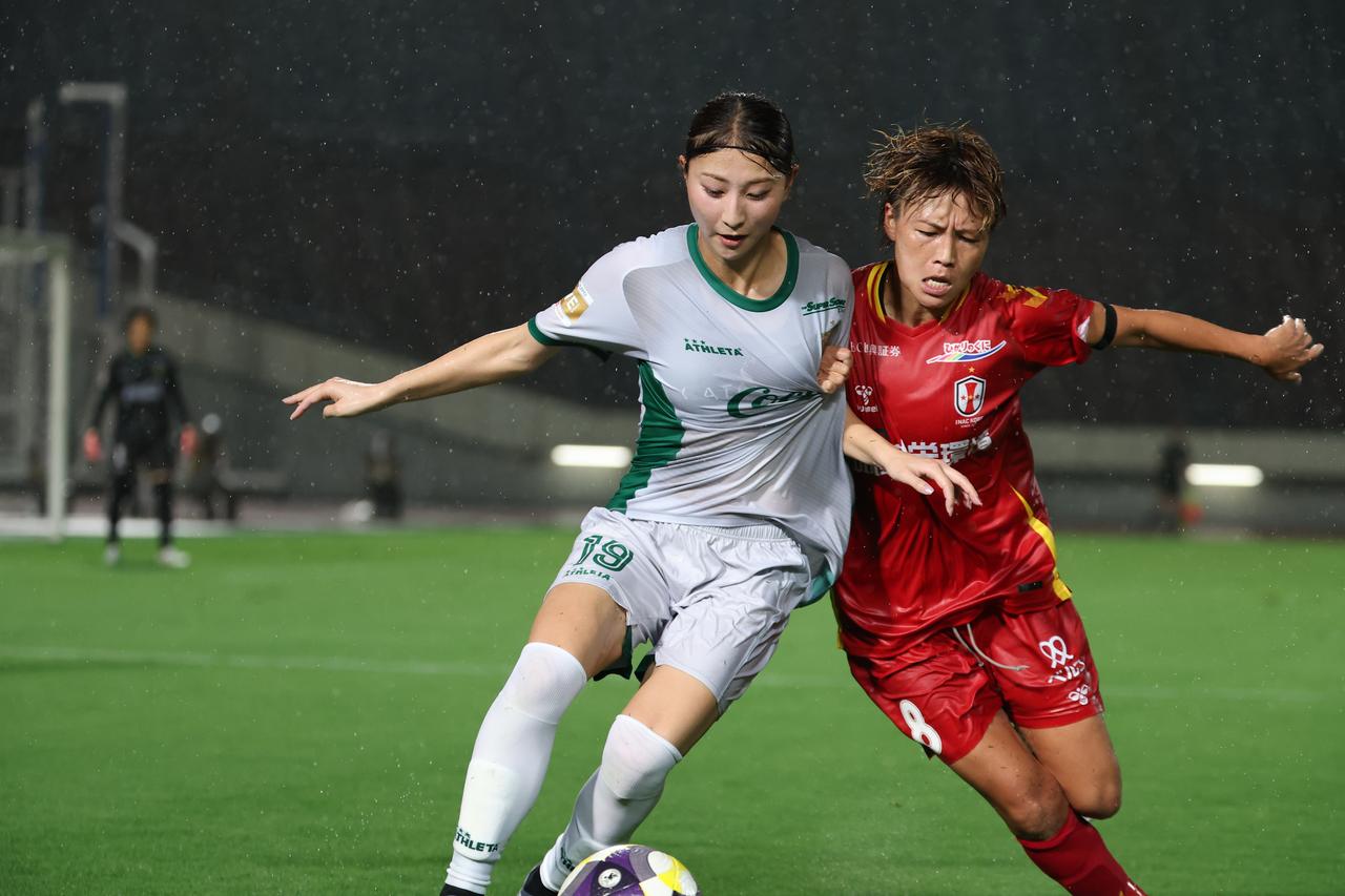 画像 : 43番目の画像 - 【写真】激しい雨の中での激闘となったI神戸と東京NBの開幕戦（写真◎WE LEAGUE） - サッカーマガジンWEB