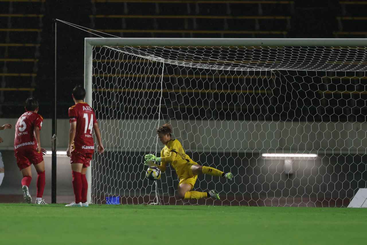 画像 : 48番目の画像 - 【写真】激しい雨の中での激闘となったI神戸と東京NBの開幕戦（写真◎WE LEAGUE） - サッカーマガジンWEB