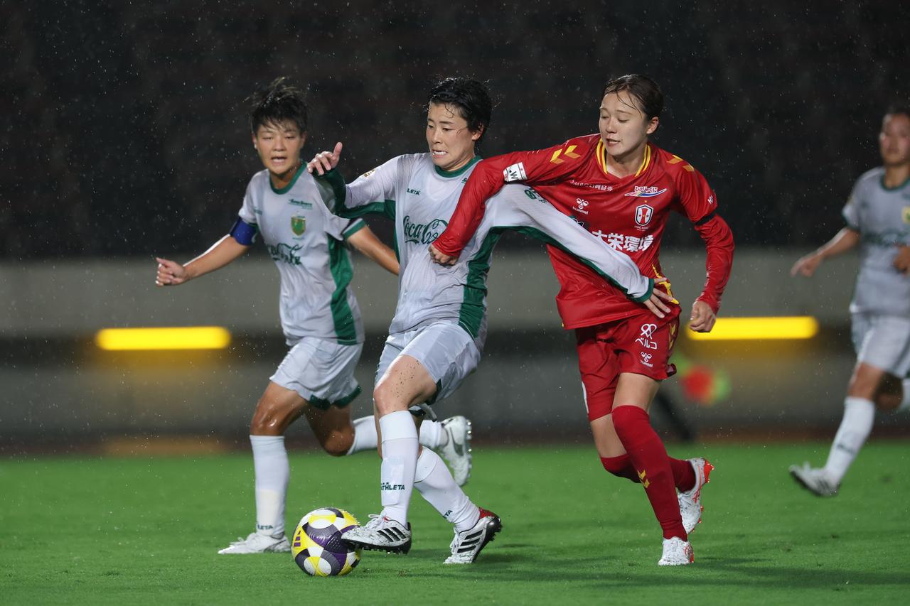 画像 : 33番目の画像 - 【写真】激しい雨の中での激闘となったI神戸と東京NBの開幕戦（写真◎WE LEAGUE） - サッカーマガジンWEB
