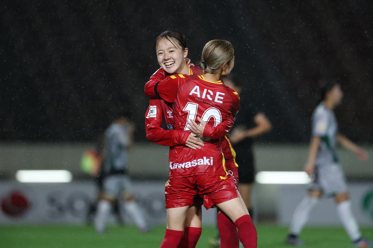 画像 : 45番目の画像 - 【写真】激しい雨の中での激闘となったI神戸と東京NBの開幕戦（写真◎WE LEAGUE） - サッカーマガジンWEB