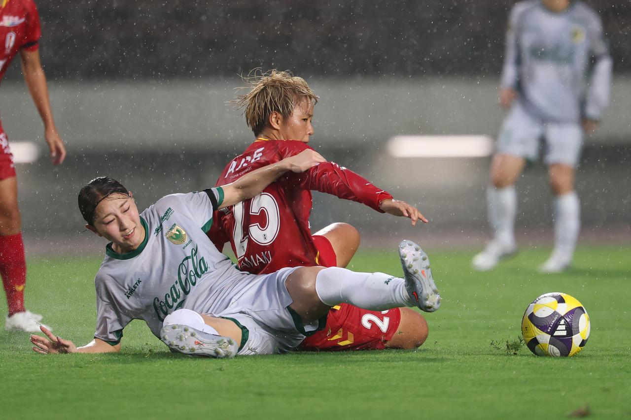 画像 : 13番目の画像 - 【写真】激しい雨の中での激闘となったI神戸と東京NBの開幕戦(写真◎WE LEAGUE) - サッカーマガジンWEB