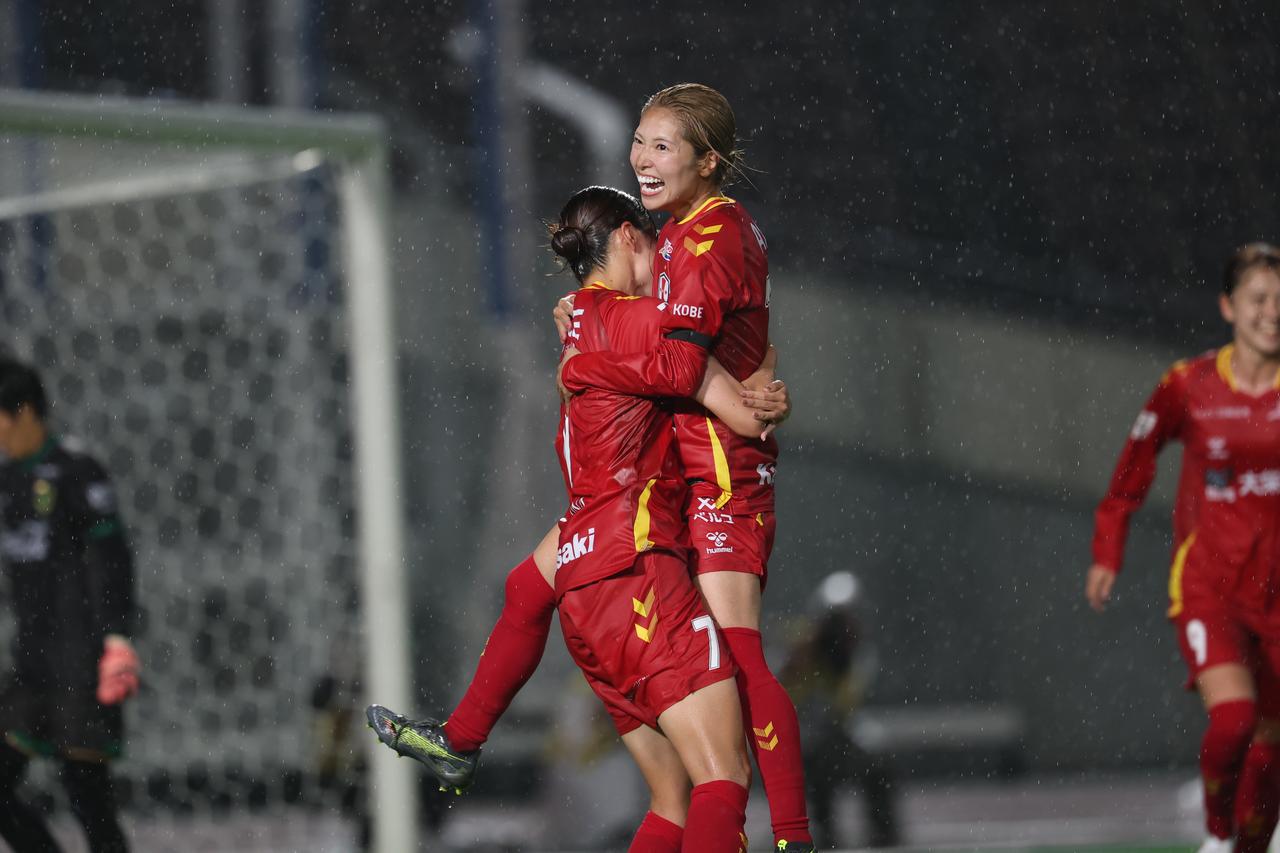 画像 : 36番目の画像 - 【写真】激しい雨の中での激闘となったI神戸と東京NBの開幕戦（写真◎WE LEAGUE） - サッカーマガジンWEB