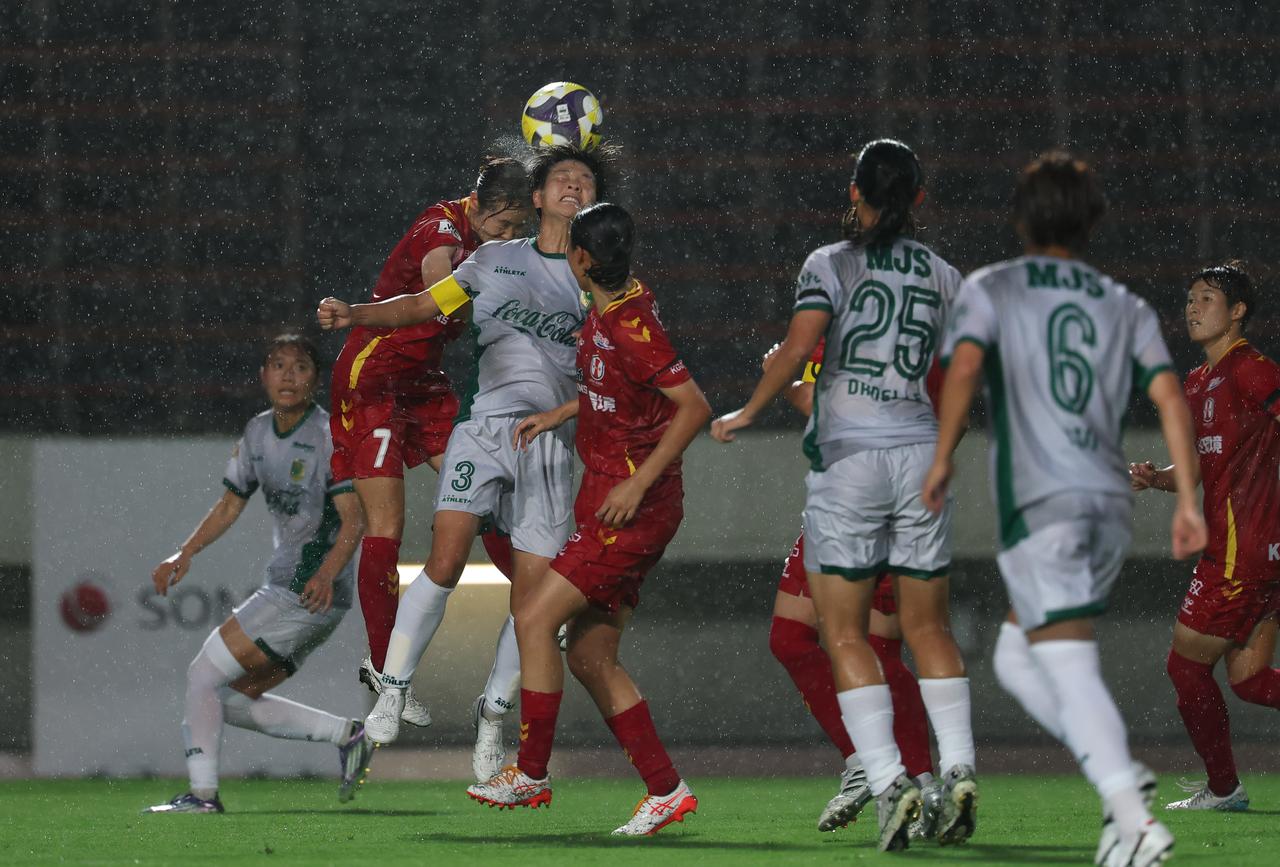 画像 : 28番目の画像 - 【写真】激しい雨の中での激闘となったI神戸と東京NBの開幕戦（写真◎WE LEAGUE） - サッカーマガジンWEB