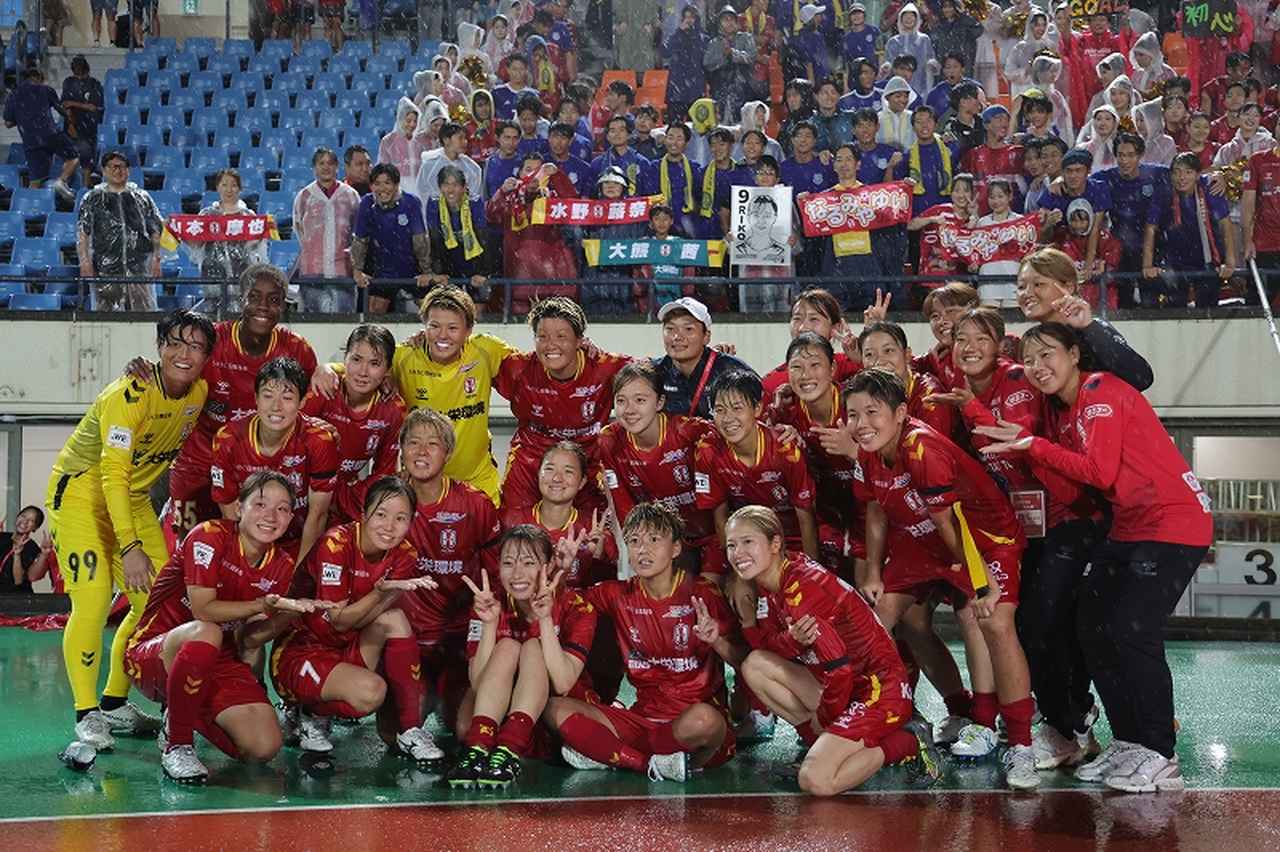 画像 : 54番目の画像 - 【写真】激しい雨の中での激闘となったI神戸と東京NBの開幕戦（写真◎WE LEAGUE） - サッカーマガジンWEB