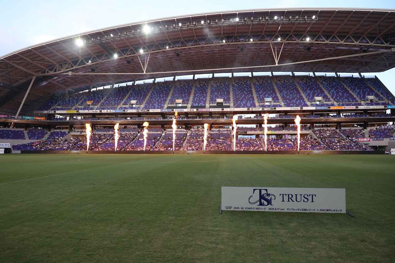 画像 : 1番目の画像 - 【写真】新シーズンで新しくなった大型ビジョンのビジュアル、試合前やハーフタイムの花火&炎の演出、試合終了間際の決勝点など見どころ満載だった広島とI神戸の一戦(写真◎石倉利英) - サッカーマガジンWEB