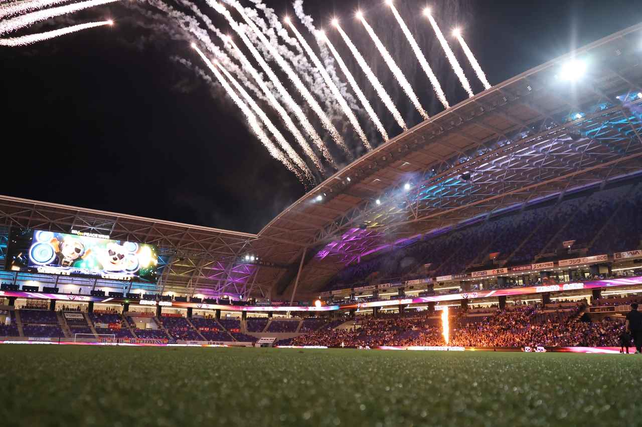 画像 : 12番目の画像 - 【写真】新シーズンで新しくなった大型ビジョンのビジュアル、試合前やハーフタイムの花火&炎の演出、試合終了間際の決勝点など見どころ満載だった広島とI神戸の一戦(写真◎石倉利英) - サッカーマガジンWEB