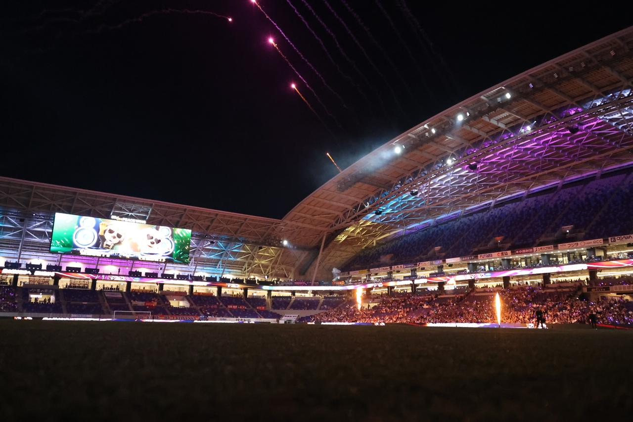 画像 : 10番目の画像 - 【写真】新シーズンで新しくなった大型ビジョンのビジュアル、試合前やハーフタイムの花火＆炎の演出、試合終了間際の決勝点など見どころ満載だった広島とI神戸の一戦（写真◎石倉利英） - サッカーマガジンWEB