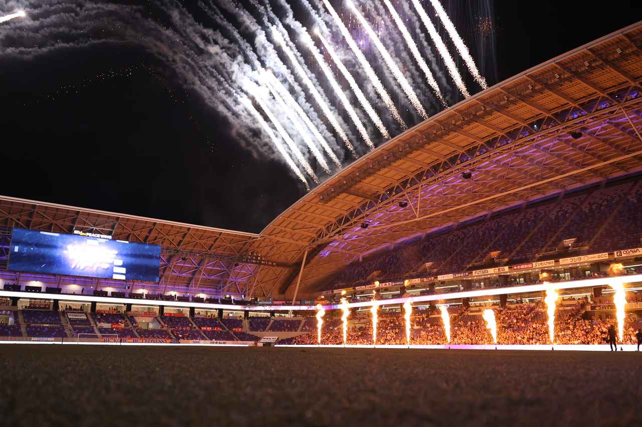 画像 : 13番目の画像 - 【写真】新シーズンで新しくなった大型ビジョンのビジュアル、試合前やハーフタイムの花火&炎の演出、試合終了間際の決勝点など見どころ満載だった広島とI神戸の一戦(写真◎石倉利英) - サッカーマガジンWEB