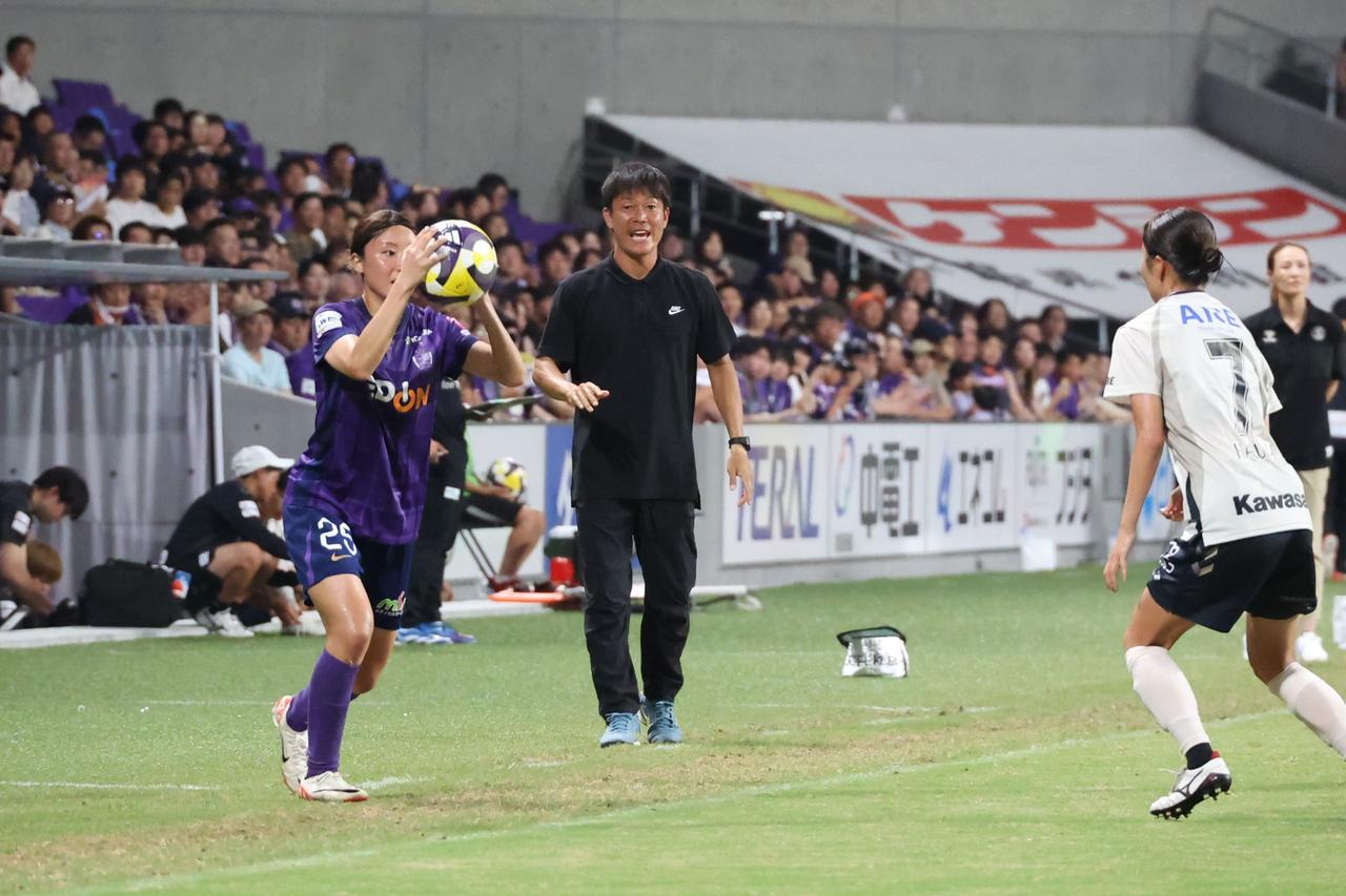 画像 : 14番目の画像 - 【写真】新シーズンで新しくなった大型ビジョンのビジュアル、試合前やハーフタイムの花火&炎の演出、試合終了間際の決勝点など見どころ満載だった広島とI神戸の一戦(写真◎石倉利英) - サッカーマガジンWEB