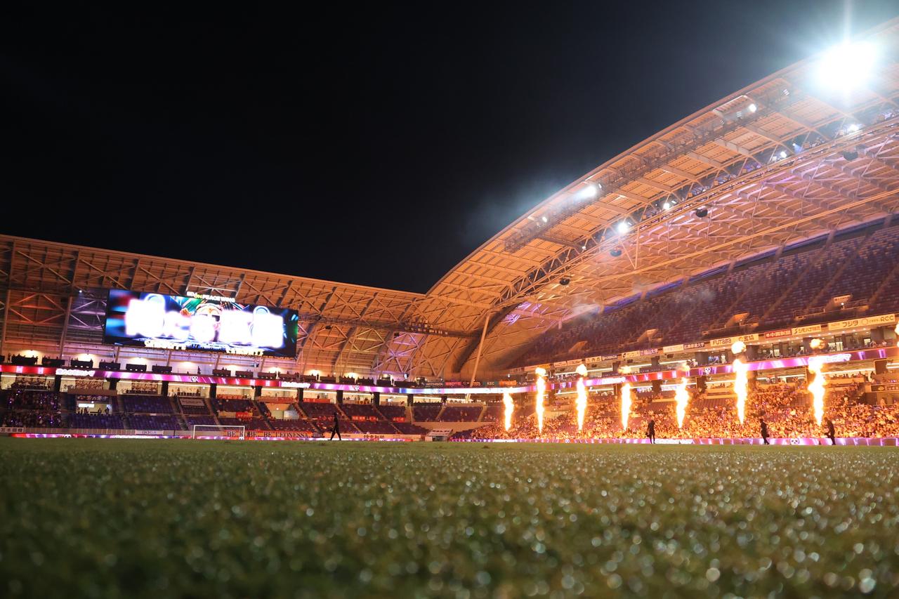 画像 : 9番目の画像 - 【写真】新シーズンで新しくなった大型ビジョンのビジュアル、試合前やハーフタイムの花火＆炎の演出、試合終了間際の決勝点など見どころ満載だった広島とI神戸の一戦（写真◎石倉利英） - サッカーマガジンWEB