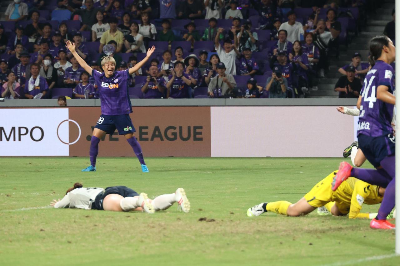 画像 : 20番目の画像 - 【写真】新シーズンで新しくなった大型ビジョンのビジュアル、試合前やハーフタイムの花火＆炎の演出、試合終了間際の決勝点など見どころ満載だった広島とI神戸の一戦（写真◎石倉利英） - サッカーマガジンWEB