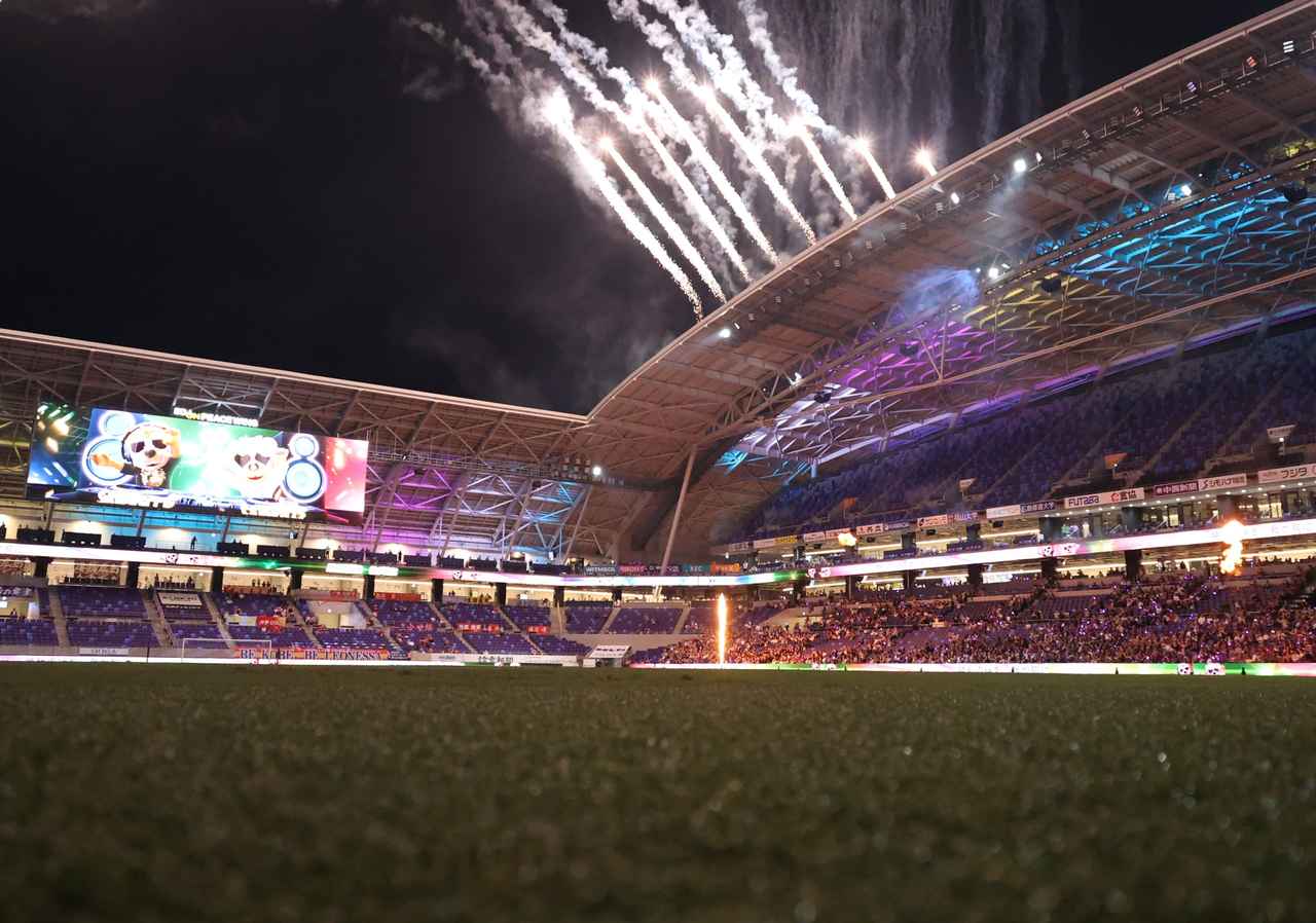 画像 : 11番目の画像 - 【写真】新シーズンで新しくなった大型ビジョンのビジュアル、試合前やハーフタイムの花火&炎の演出、試合終了間際の決勝点など見どころ満載だった広島とI神戸の一戦(写真◎石倉利英) - サッカーマガジンWEB