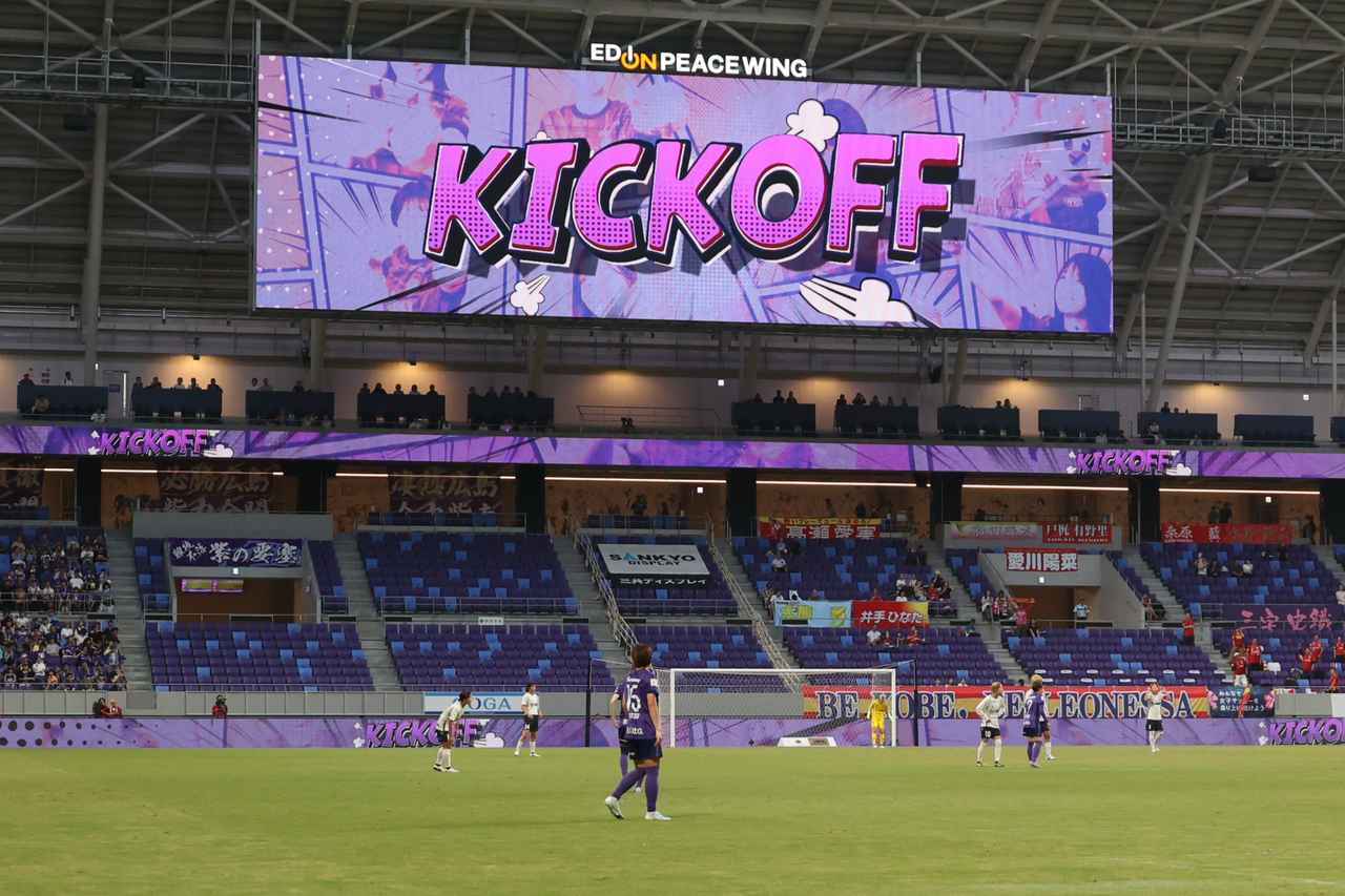 画像 : 3番目の画像 - 【写真】新シーズンで新しくなった大型ビジョンのビジュアル、試合前やハーフタイムの花火&炎の演出、試合終了間際の決勝点など見どころ満載だった広島とI神戸の一戦(写真◎石倉利英) - サッカーマガジンWEB