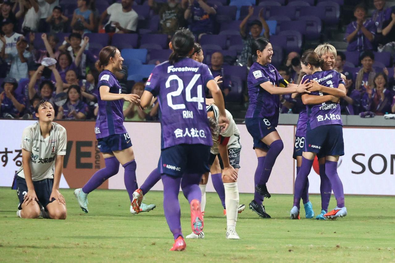 画像 : 21番目の画像 - 【写真】新シーズンで新しくなった大型ビジョンのビジュアル、試合前やハーフタイムの花火＆炎の演出、試合終了間際の決勝点など見どころ満載だった広島とI神戸の一戦（写真◎石倉利英） - サッカーマガジンWEB