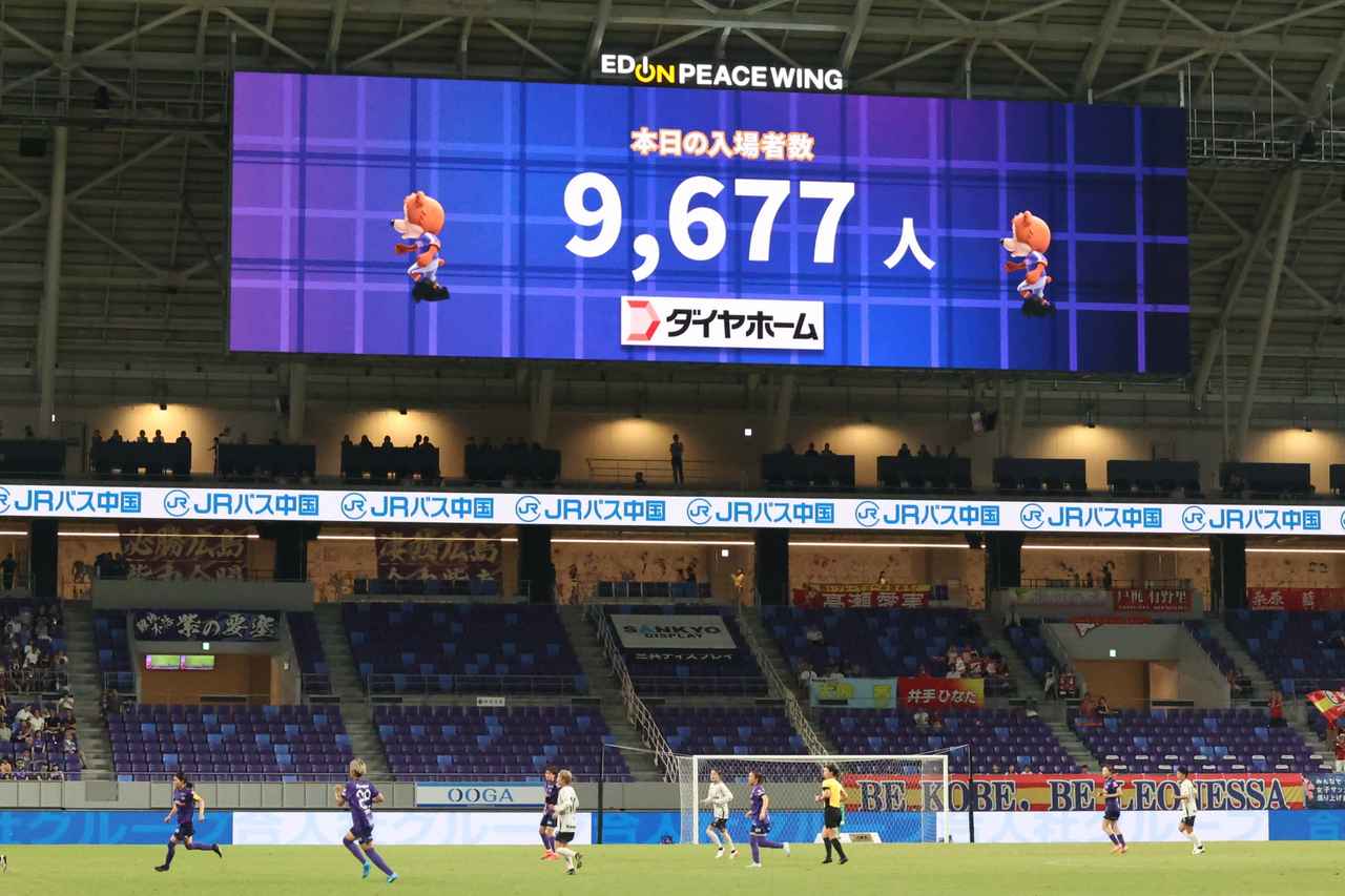 画像 : 15番目の画像 - 【写真】新シーズンで新しくなった大型ビジョンのビジュアル、試合前やハーフタイムの花火&炎の演出、試合終了間際の決勝点など見どころ満載だった広島とI神戸の一戦(写真◎石倉利英) - サッカーマガジンWEB