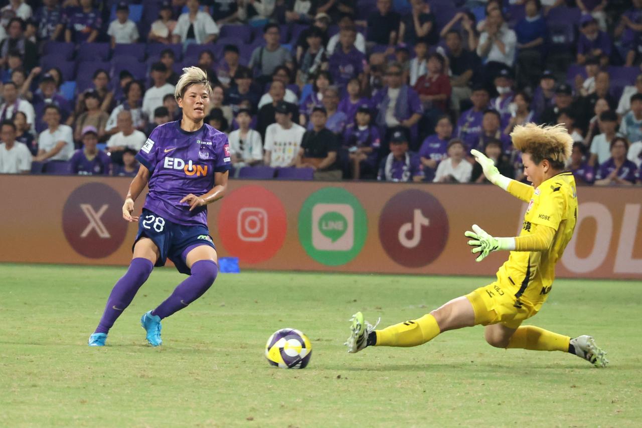 画像 : 16番目の画像 - 【写真】新シーズンで新しくなった大型ビジョンのビジュアル、試合前やハーフタイムの花火&炎の演出、試合終了間際の決勝点など見どころ満載だった広島とI神戸の一戦(写真◎石倉利英) - サッカーマガジンWEB