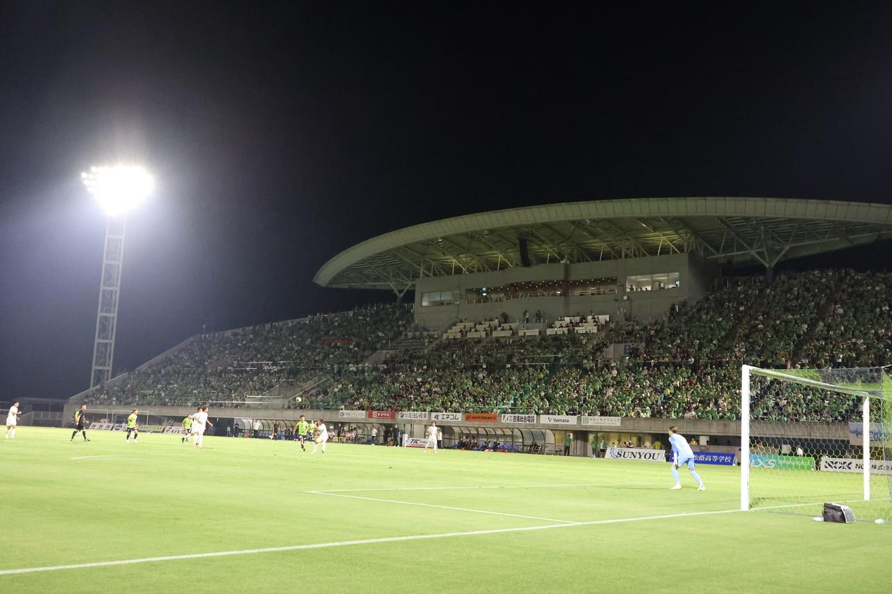 画像 : 4番目の画像 - 【写真】クラブ関係者も驚いた約1万2000人の大観衆。スペシャルゲストのお笑い芸人・遠藤章造さんはキックインセレモニーやハーフタイムショーで『ほほほい』を披露（写真◎石倉利英） - サッカーマガジンWEB