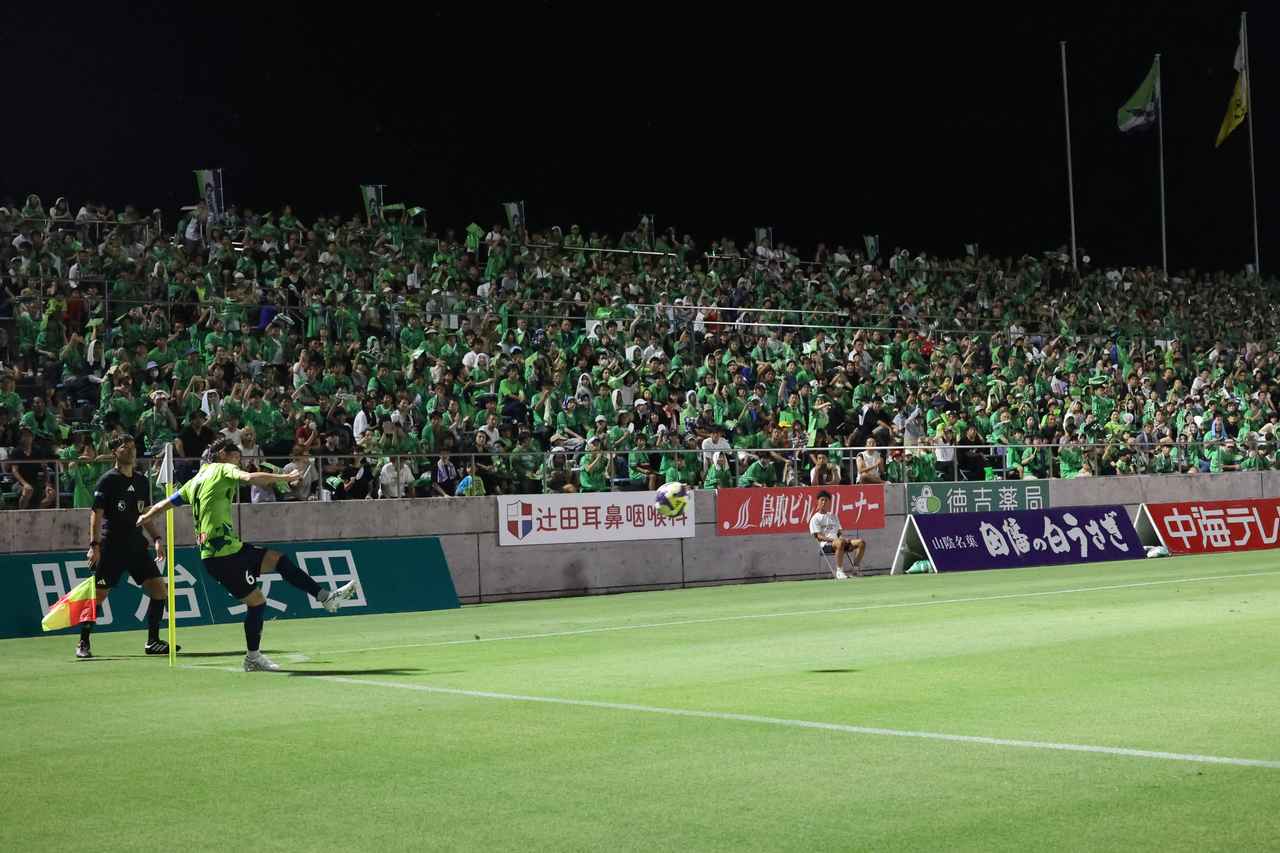 画像 : 5番目の画像 - 【写真】クラブ関係者も驚いた約1万2000人の大観衆。スペシャルゲストのお笑い芸人・遠藤章造さんはキックインセレモニーやハーフタイムショーで『ほほほい』を披露（写真◎石倉利英） - サッカーマガジンWEB