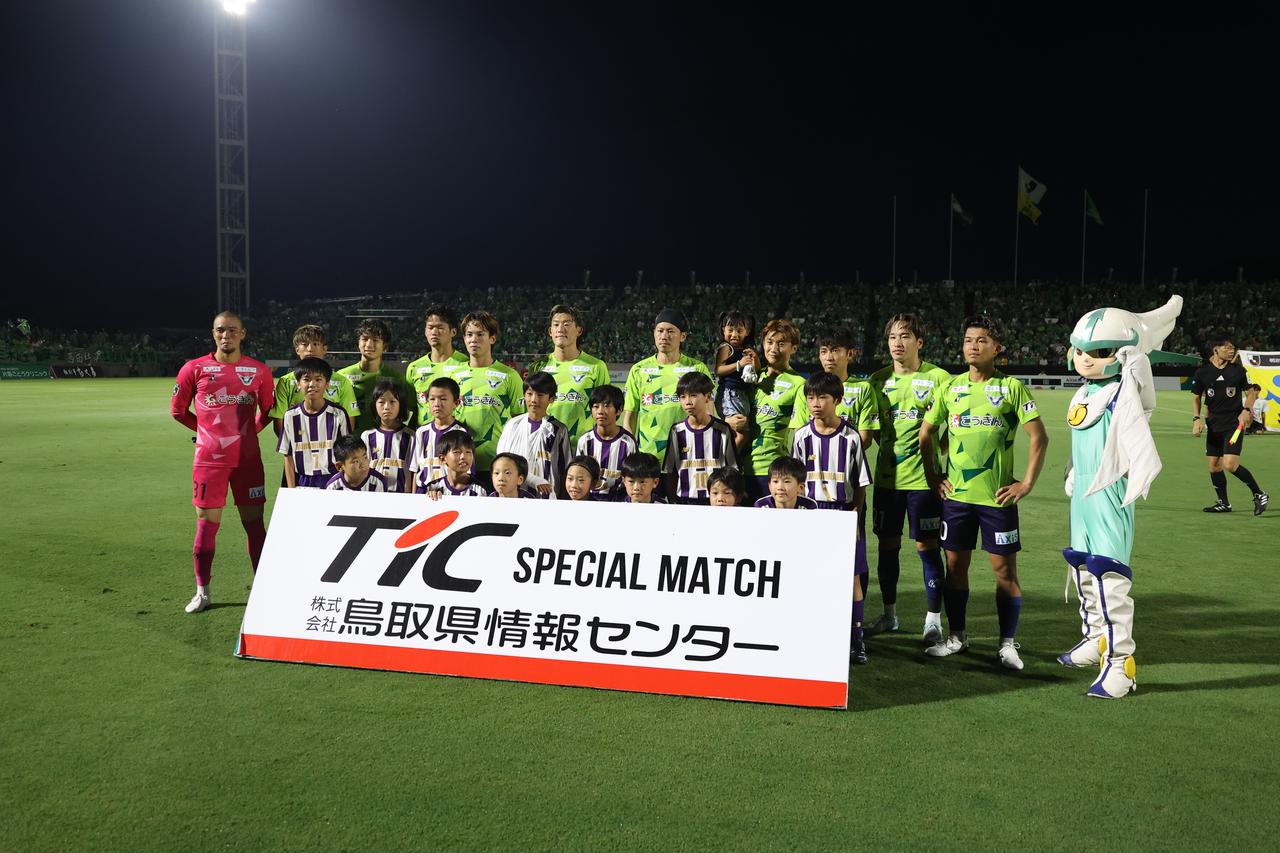 画像 : 1番目の画像 - 【写真】クラブ関係者も驚いた約1万2000人の大観衆。スペシャルゲストのお笑い芸人・遠藤章造さんはキックインセレモニーやハーフタイムショーで『ほほほい』を披露（写真◎石倉利英） - サッカーマガジンWEB