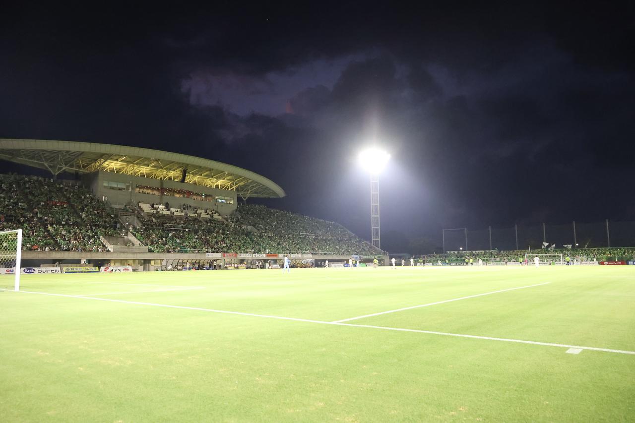 画像 : 2番目の画像 - 【写真】クラブ関係者も驚いた約1万2000人の大観衆。スペシャルゲストのお笑い芸人・遠藤章造さんはキックインセレモニーやハーフタイムショーで『ほほほい』を披露（写真◎石倉利英） - サッカーマガジンWEB