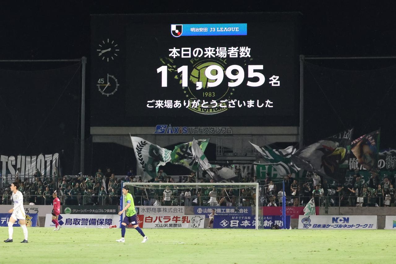 画像 : 6番目の画像 - 【写真】クラブ関係者も驚いた約1万2000人の大観衆。スペシャルゲストのお笑い芸人・遠藤章造さんはキックインセレモニーやハーフタイムショーで『ほほほい』を披露（写真◎石倉利英） - サッカーマガジンWEB