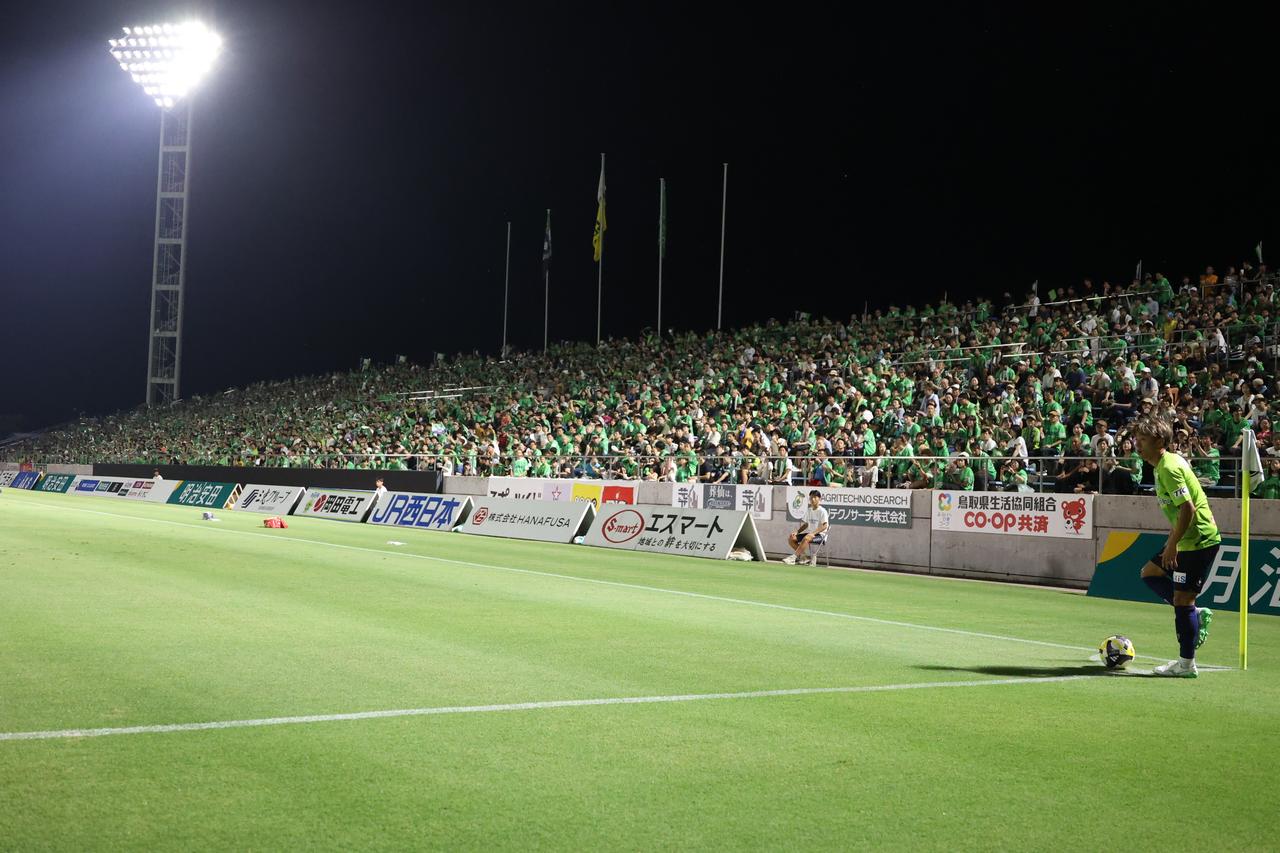 画像 : 3番目の画像 - 【写真】クラブ関係者も驚いた約1万2000人の大観衆。スペシャルゲストのお笑い芸人・遠藤章造さんはキックインセレモニーやハーフタイムショーで『ほほほい』を披露（写真◎石倉利英） - サッカーマガジンWEB