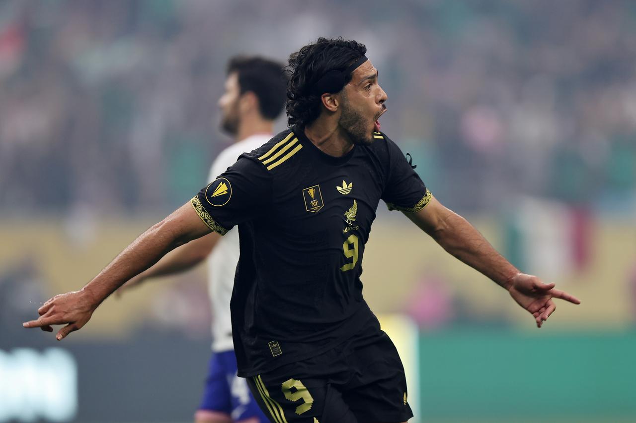 画像: ゴールドカップ決勝で同点に追いつくゴールを左足で突き刺したラウル・ヒメネス（写真◎Getty Images）