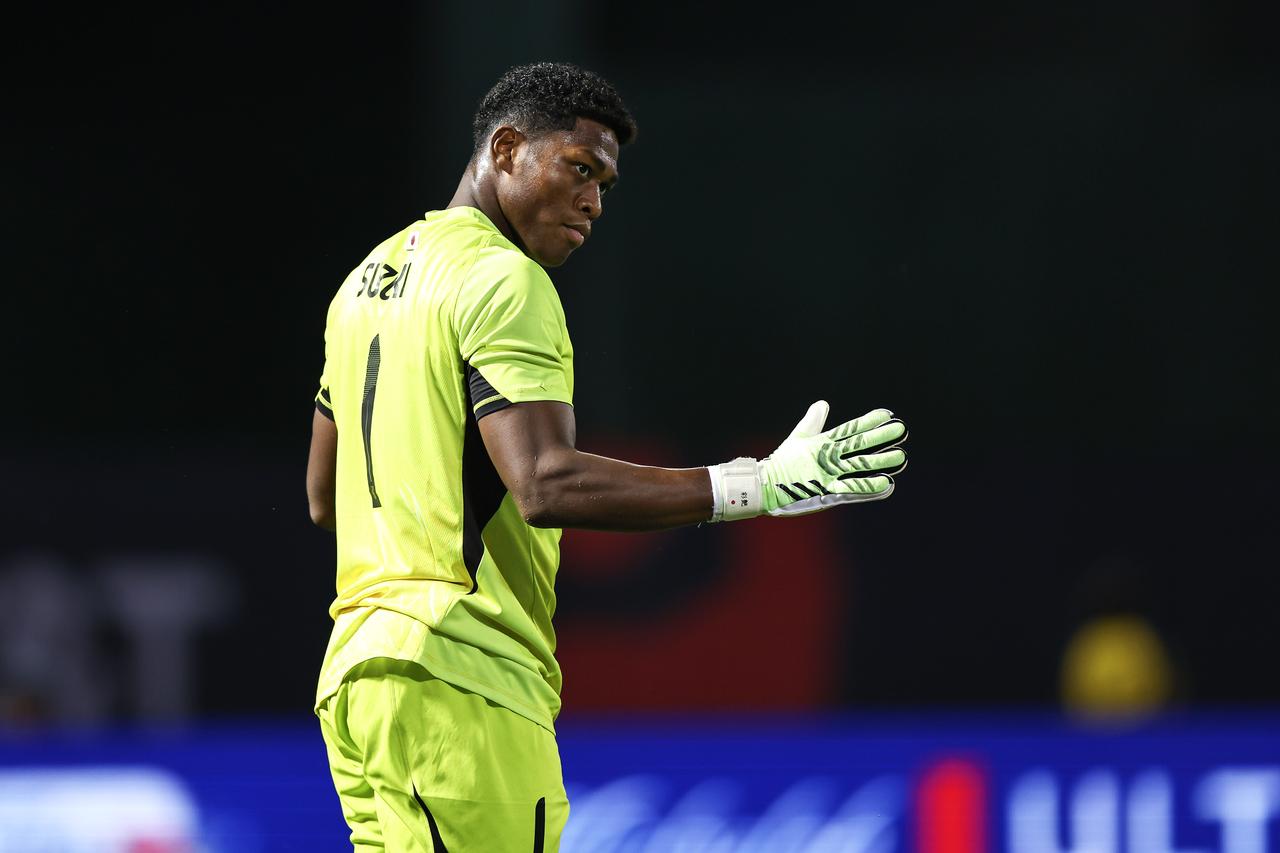 冷静な判断と落ち着いた対応でチームを救った鈴木彩艶「勝てた試合。ポジティブに結果をとらえながらも質を上げていきたい」【日本代表】 (1/2) -  サッカーマガジンWEB