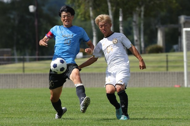 画像: 昨年の決勝は慶應義塾大学理工学部体育会サッカー部A（白）と中央大学MAPLE A（水色）が対戦。PK戦の末に慶應大理工学部体育会が頂点に立った（写真◎高野徹）