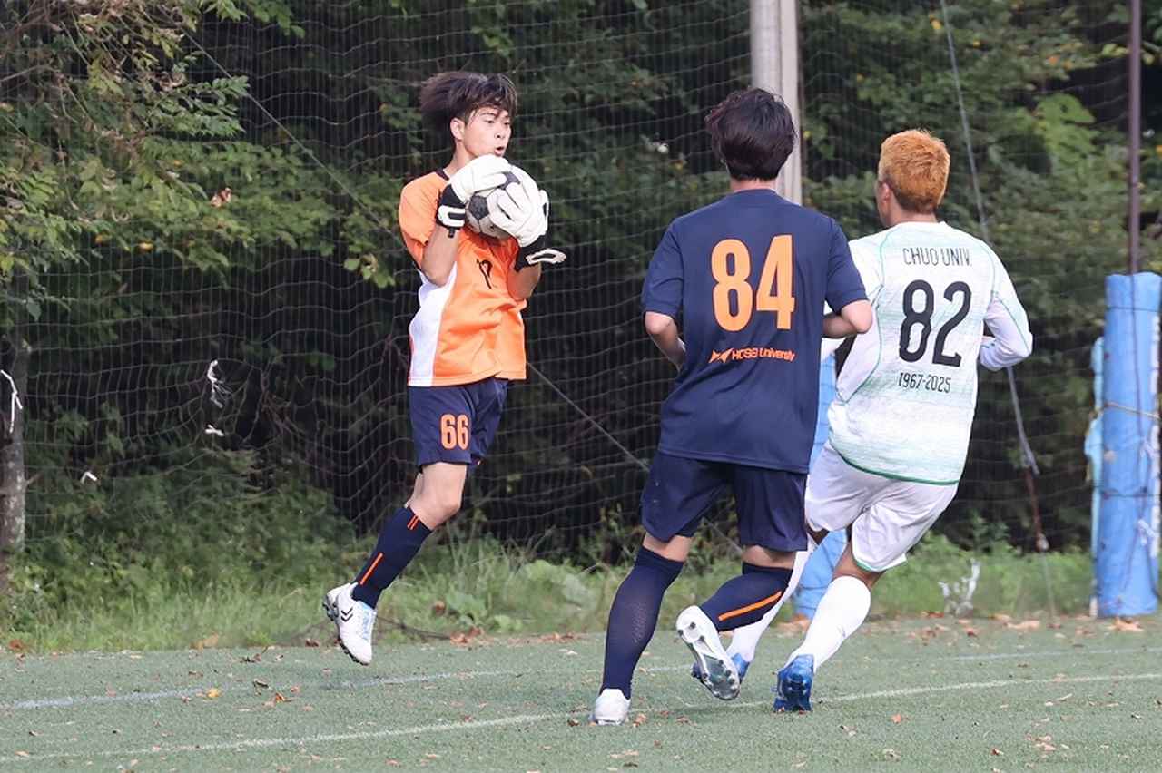 画像 : 19番目の画像 - 【写真】中央大学体同連フースバルクラブA（赤）と早稲田大学荒友キッカーズC（紺）、中央大学サッカー同好会プリンス（白）と法政大学工体連サッカー部B（紺）が対戦した予選リーグ第1戦（写真◎石倉利英） - サッカーマガジンWEB