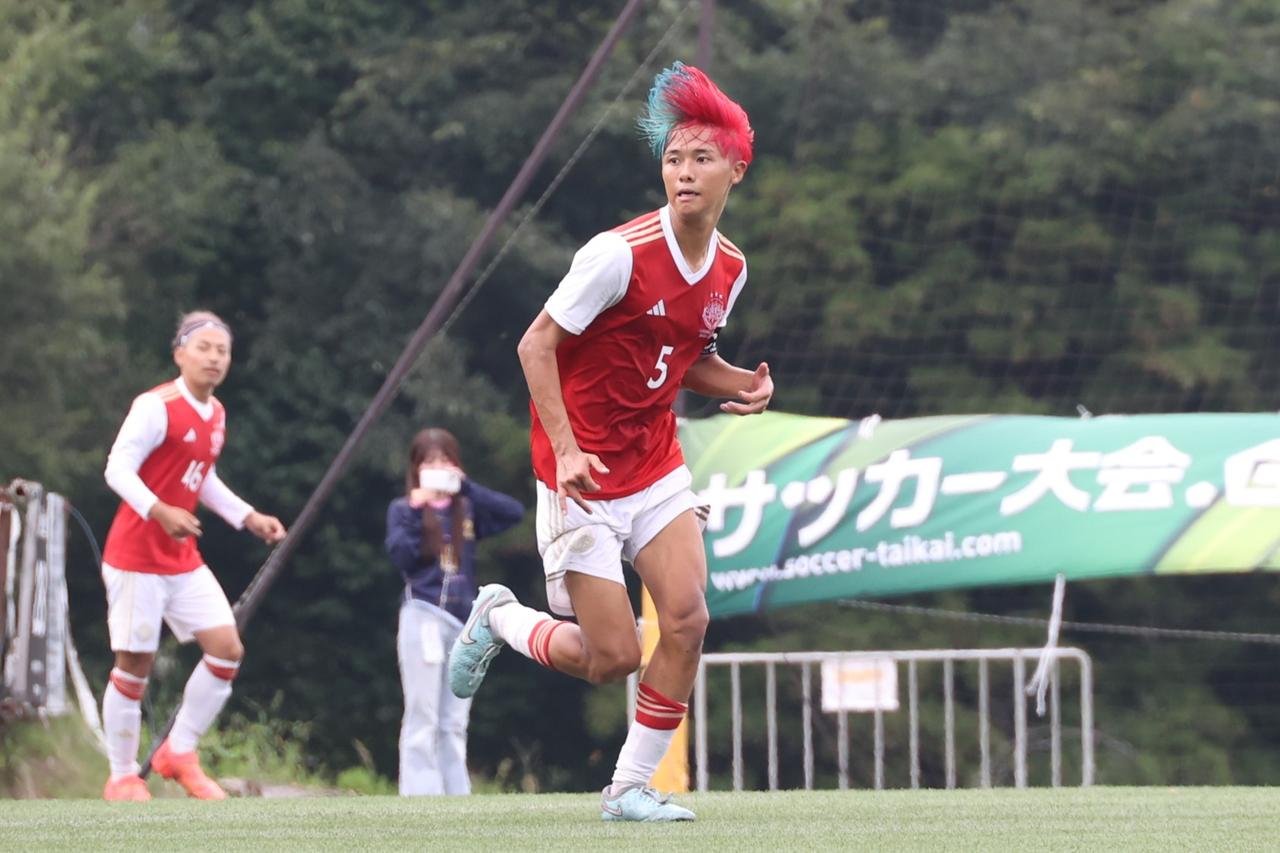 画像 : 1番目の画像 - 【写真】中央大学体同連フースバルクラブAをキャプテンとして引っ張るMF六本木諒（写真◎石倉利英） - サッカーマガジンWEB