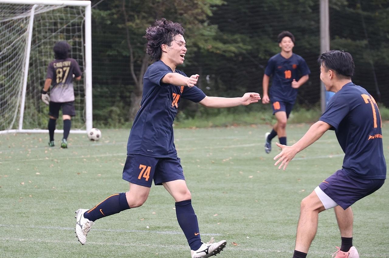 画像 : 15番目の画像 - 【写真】中央大学体同連フースバルクラブA（赤）と早稲田大学荒友キッカーズC（紺）、中央大学サッカー同好会プリンス（白）と法政大学工体連サッカー部B（紺）が対戦した予選リーグ第1戦（写真◎石倉利英） - サッカーマガジンWEB