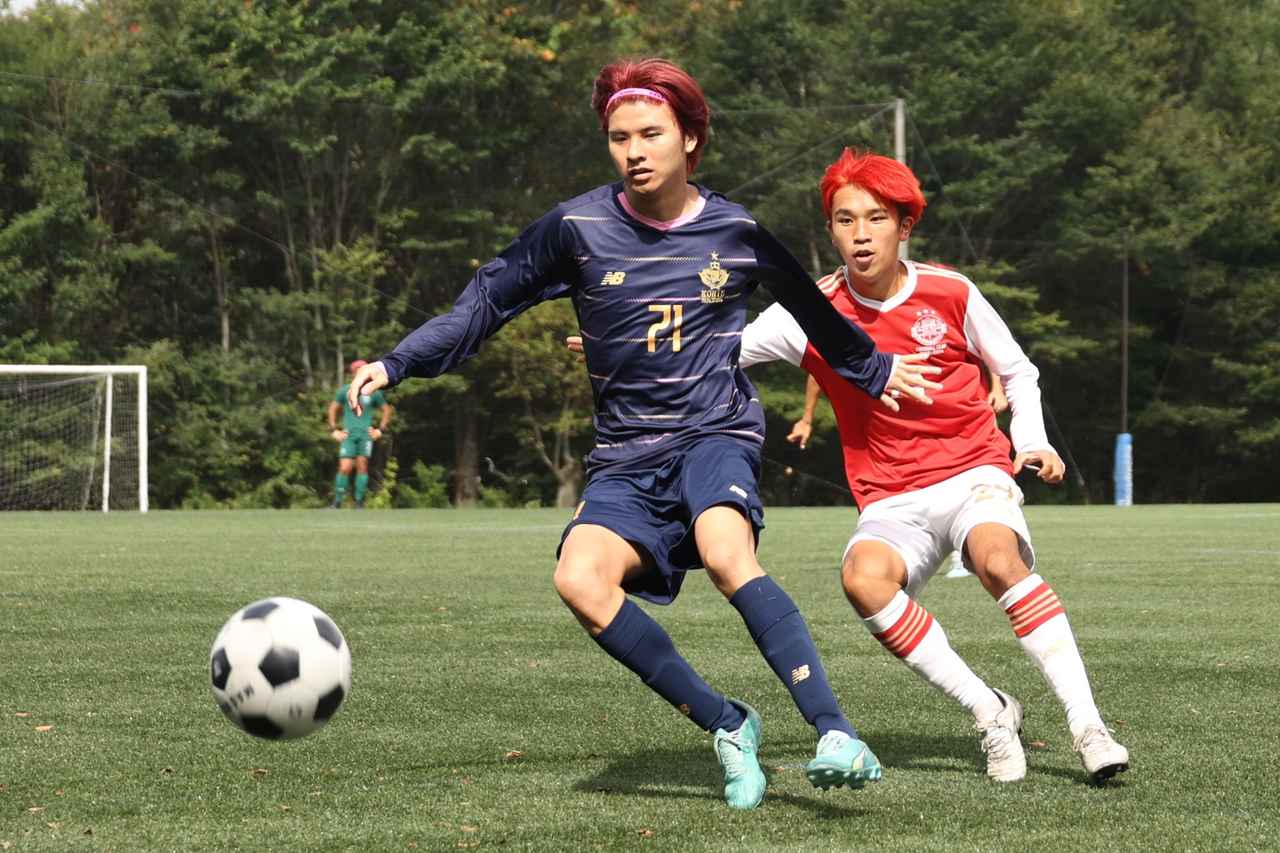 画像 : 4番目の画像 - 【写真】中央大学体同連フースバルクラブA（赤）と早稲田大学荒友キッカーズC（紺）、中央大学サッカー同好会プリンス（白）と法政大学工体連サッカー部B（紺）が対戦した予選リーグ第1戦（写真◎石倉利英） - サッカーマガジンWEB