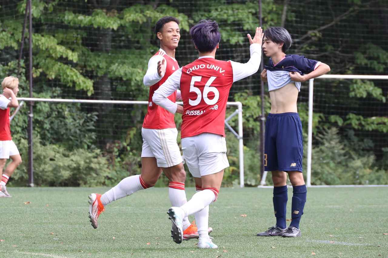 画像 : 7番目の画像 - 【写真】中央大学体同連フースバルクラブA（赤）と早稲田大学荒友キッカーズC（紺）、中央大学サッカー同好会プリンス（白）と法政大学工体連サッカー部B（紺）が対戦した予選リーグ第1戦（写真◎石倉利英） - サッカーマガジンWEB