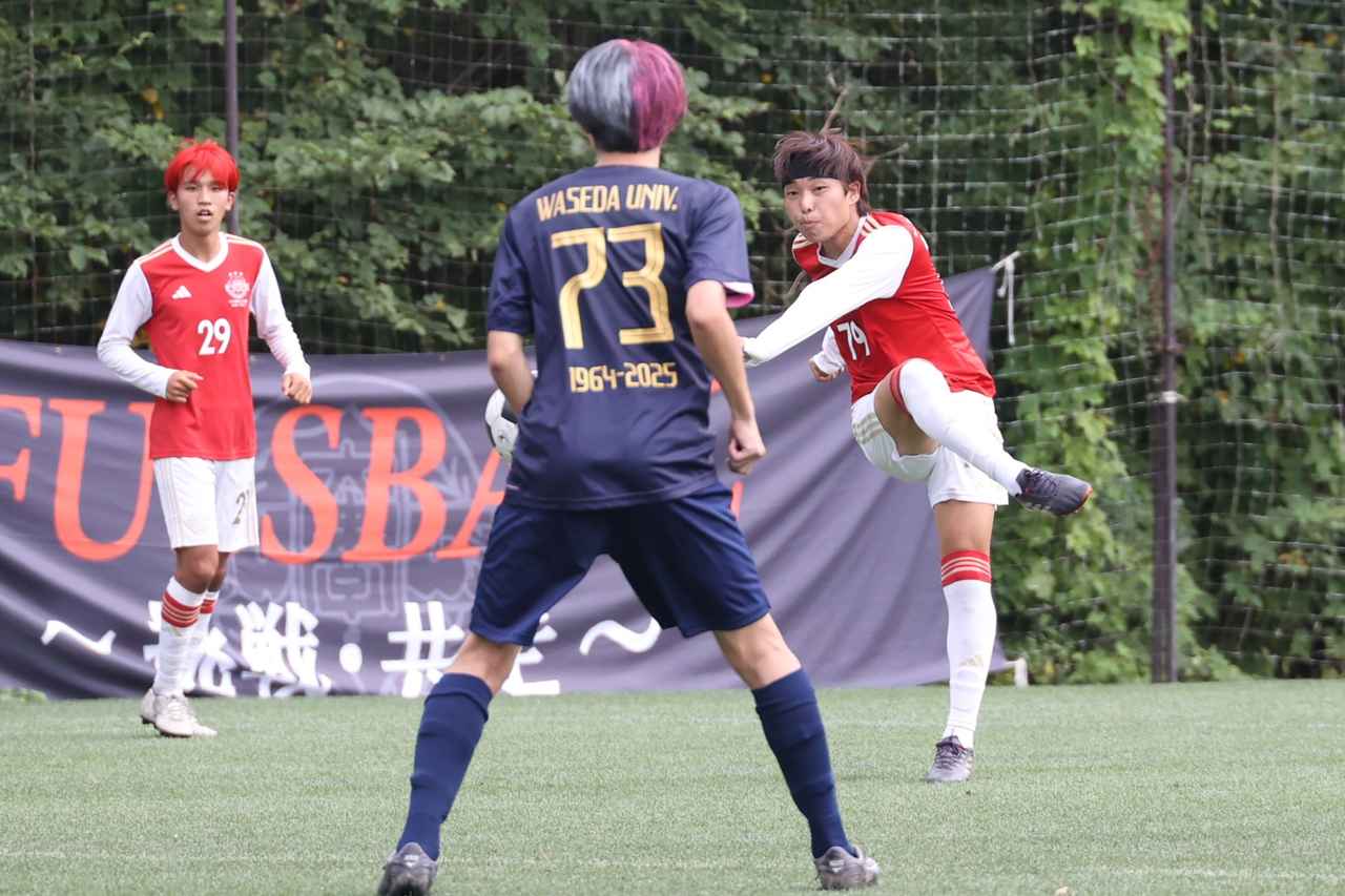 画像 : 8番目の画像 - 【写真】中央大学体同連フースバルクラブA（赤）と早稲田大学荒友キッカーズC（紺）、中央大学サッカー同好会プリンス（白）と法政大学工体連サッカー部B（紺）が対戦した予選リーグ第1戦（写真◎石倉利英） - サッカーマガジンWEB