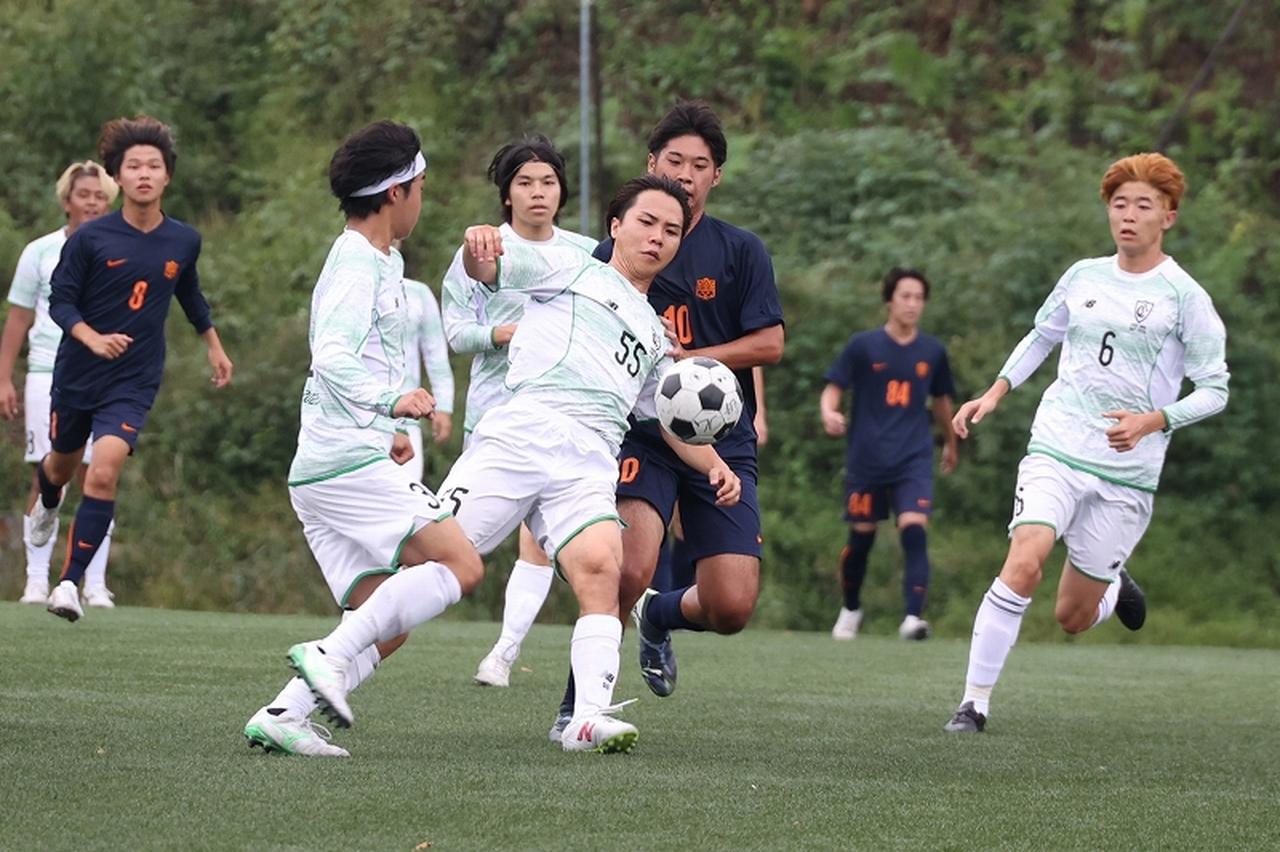 画像 : 14番目の画像 - 【写真】中央大学体同連フースバルクラブA（赤）と早稲田大学荒友キッカーズC（紺）、中央大学サッカー同好会プリンス（白）と法政大学工体連サッカー部B（紺）が対戦した予選リーグ第1戦（写真◎石倉利英） - サッカーマガジンWEB