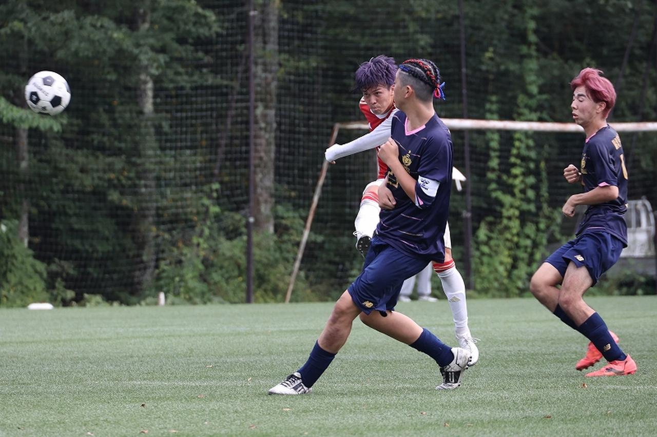 画像 : 9番目の画像 - 【写真】中央大学体同連フースバルクラブA（赤）と早稲田大学荒友キッカーズC（紺）、中央大学サッカー同好会プリンス（白）と法政大学工体連サッカー部B（紺）が対戦した予選リーグ第1戦（写真◎石倉利英） - サッカーマガジンWEB