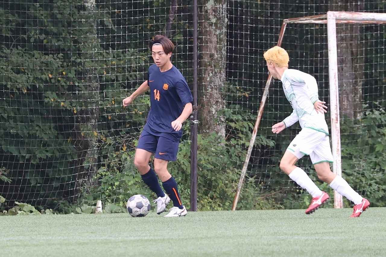 画像 : 13番目の画像 - 【写真】中央大学体同連フースバルクラブA（赤）と早稲田大学荒友キッカーズC（紺）、中央大学サッカー同好会プリンス（白）と法政大学工体連サッカー部B（紺）が対戦した予選リーグ第1戦（写真◎石倉利英） - サッカーマガジンWEB