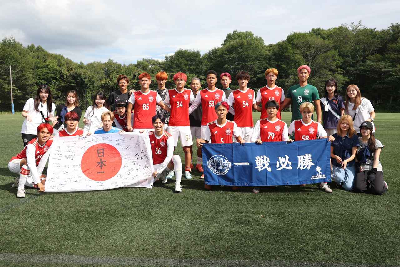 画像 : 2番目の画像 - 【写真】中央大学体同連フースバルクラブA（赤）と早稲田大学荒友キッカーズC（紺）、中央大学サッカー同好会プリンス（白）と法政大学工体連サッカー部B（紺）が対戦した予選リーグ第1戦（写真◎石倉利英） - サッカーマガジンWEB