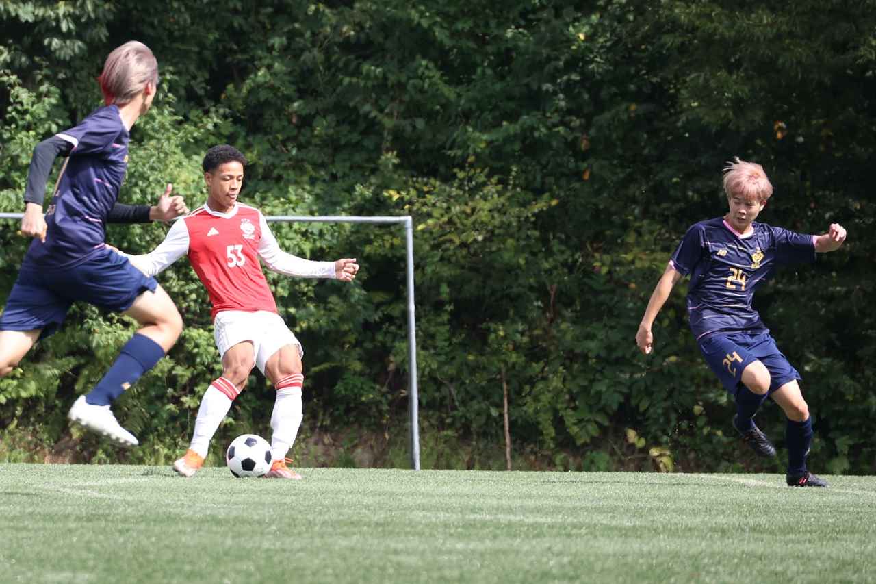 画像 : 3番目の画像 - 【写真】中央大学体同連フースバルクラブA（赤）と早稲田大学荒友キッカーズC（紺）、中央大学サッカー同好会プリンス（白）と法政大学工体連サッカー部B（紺）が対戦した予選リーグ第1戦（写真◎石倉利英） - サッカーマガジンWEB