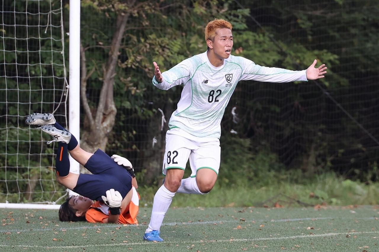 画像 : 20番目の画像 - 【写真】中央大学体同連フースバルクラブA（赤）と早稲田大学荒友キッカーズC（紺）、中央大学サッカー同好会プリンス（白）と法政大学工体連サッカー部B（紺）が対戦した予選リーグ第1戦（写真◎石倉利英） - サッカーマガジンWEB