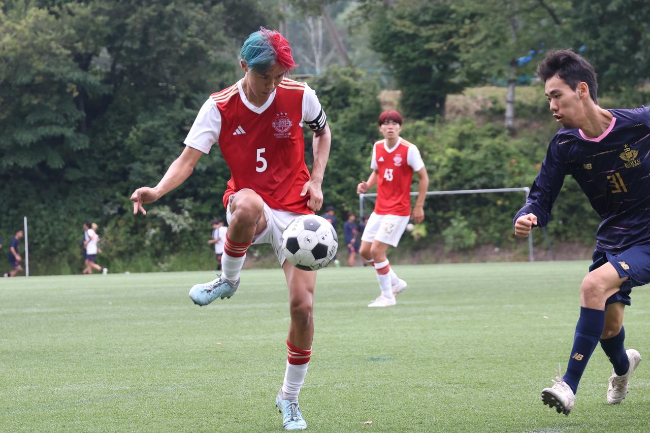 画像 : 2番目の画像 - 【写真】中央大学体同連フースバルクラブAをキャプテンとして引っ張るMF六本木諒（写真◎石倉利英） - サッカーマガジンWEB