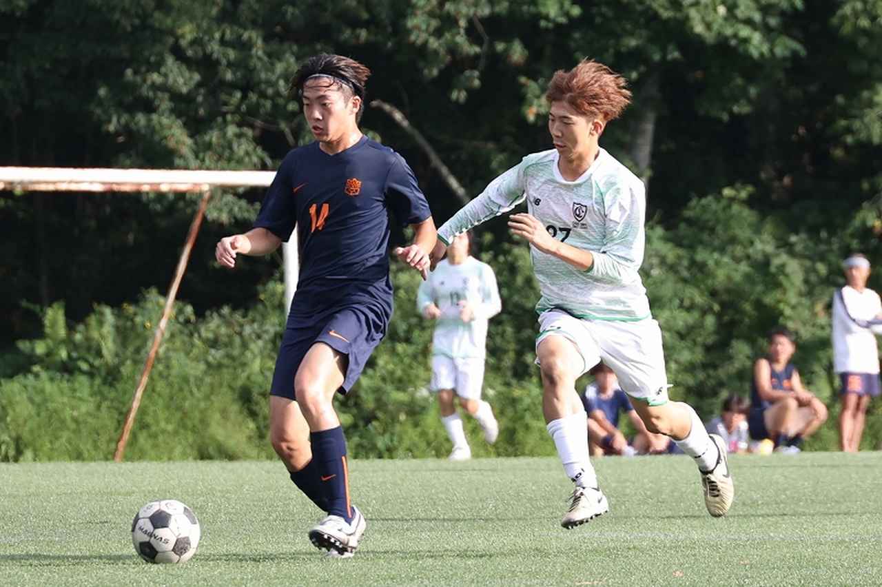 画像 : 17番目の画像 - 【写真】中央大学体同連フースバルクラブA（赤）と早稲田大学荒友キッカーズC（紺）、中央大学サッカー同好会プリンス（白）と法政大学工体連サッカー部B（紺）が対戦した予選リーグ第1戦（写真◎石倉利英） - サッカーマガジンWEB