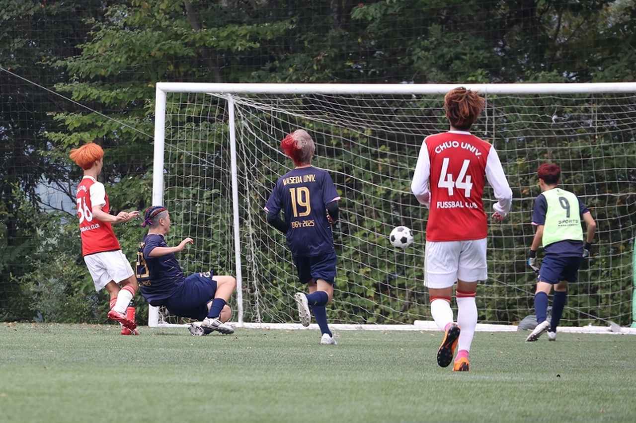 画像 : 10番目の画像 - 【写真】中央大学体同連フースバルクラブA（赤）と早稲田大学荒友キッカーズC（紺）、中央大学サッカー同好会プリンス（白）と法政大学工体連サッカー部B（紺）が対戦した予選リーグ第1戦（写真◎石倉利英） - サッカーマガジンWEB