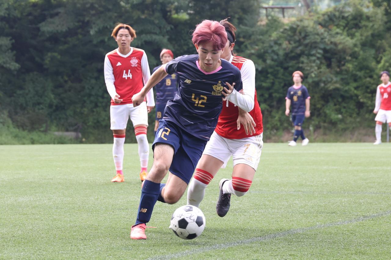 画像 : 6番目の画像 - 【写真】中央大学体同連フースバルクラブA（赤）と早稲田大学荒友キッカーズC（紺）、中央大学サッカー同好会プリンス（白）と法政大学工体連サッカー部B（紺）が対戦した予選リーグ第1戦（写真◎石倉利英） - サッカーマガジンWEB