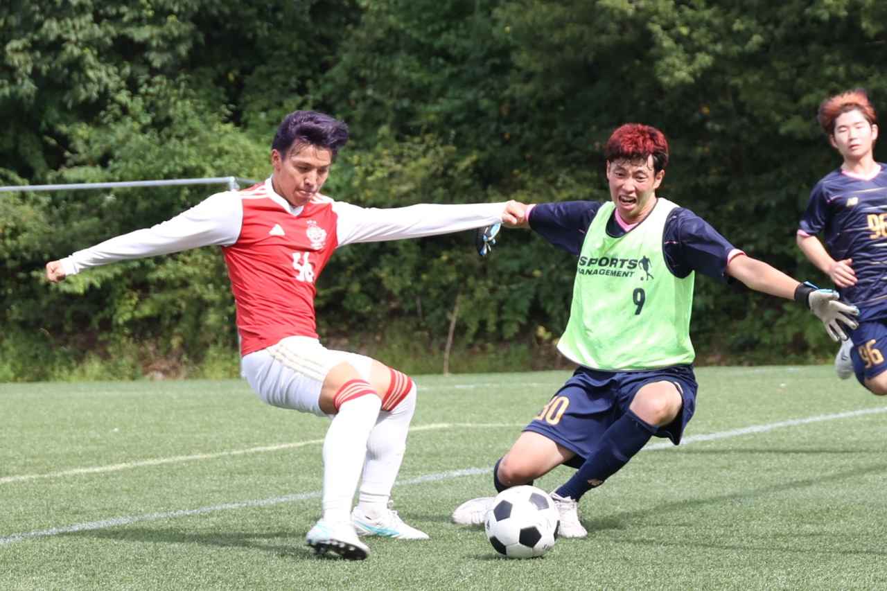 画像 : 5番目の画像 - 【写真】中央大学体同連フースバルクラブA（赤）と早稲田大学荒友キッカーズC（紺）、中央大学サッカー同好会プリンス（白）と法政大学工体連サッカー部B（紺）が対戦した予選リーグ第1戦（写真◎石倉利英） - サッカーマガジンWEB