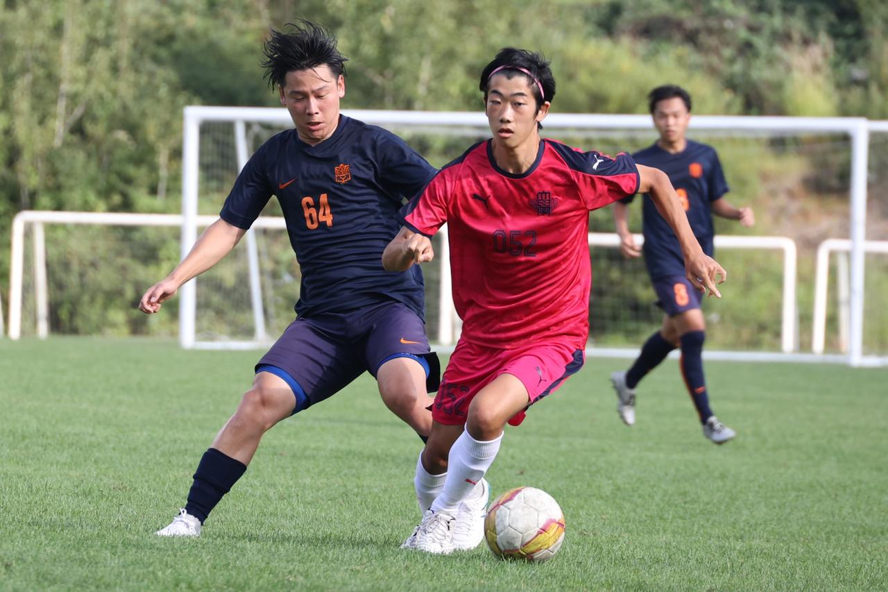 画像 : 20番目の画像 - 【写真】中央大学サッカー同好会（白）と同志社大学三ツ葉キッカーズA（黒）、明治大学生田サッカー部蹴友会C（赤）とシャワーボ小金井（黒）などが熱戦を展開した予選リーグ第3戦（写真◎石倉利英） - サッカーマガジンWEB