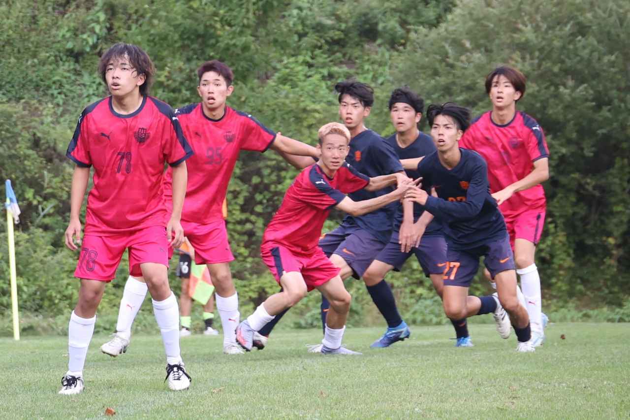 画像 : 21番目の画像 - 【写真】中央大学サッカー同好会（白）と同志社大学三ツ葉キッカーズA（黒）、明治大学生田サッカー部蹴友会C（赤）とシャワーボ小金井（黒）などが熱戦を展開した予選リーグ第3戦（写真◎石倉利英） - サッカーマガジンWEB
