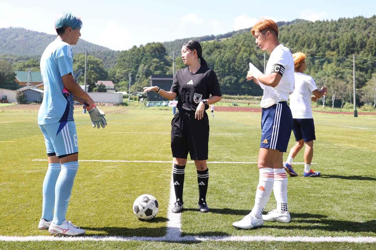 画像 : 2番目の画像 - 【写真】サッカーマガジンカップを主審として支える阿部さんと渡辺さん（写真◎石倉利英） - サッカーマガジンWEB